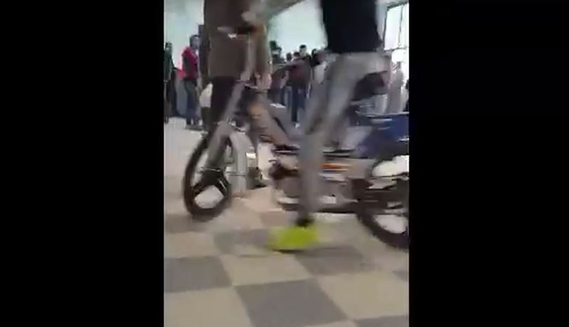 فيديو شاب يتجول بدراجته النارية داخل مكاتب بلدية الشريعة بتبسة