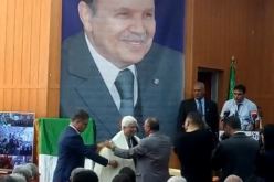 شاهد.. سكان جيجل “لبسو البرنوس” لوزير العدل