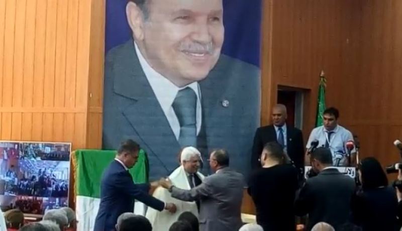 شاهد.. سكان جيجل “لبسو البرنوس” لوزير العدل