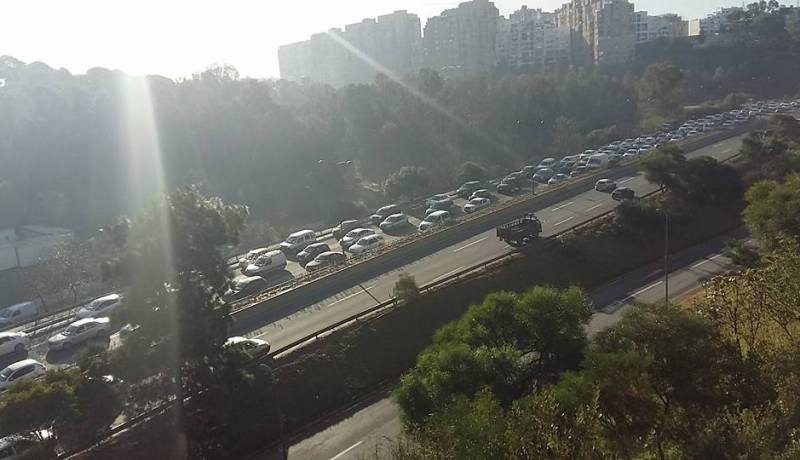 بالصور رواد الفايسبوك ينشرون صورا للطرقات القريبة من حادث الحفرة ببن عكنون