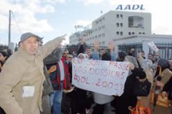 ألفا‮  ‬محتج‮ ‬يثور أمام مقر وكالة عدل ويطالبون بمقابلة المدير العام