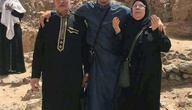 صايفي يؤدي مناسك “العمرة” رفقة والديه