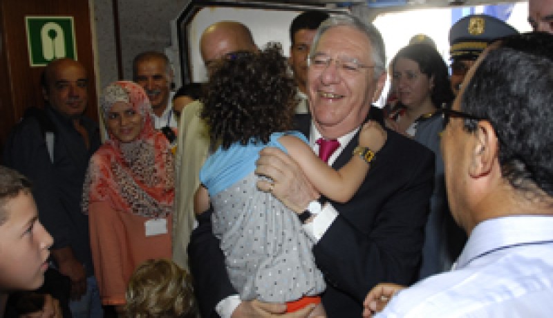الزوالي ينتظر الدورو، والوزير يوزع الإعانات بالأورو