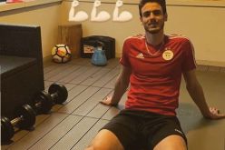 عبد اللاوي يرفع معنوياته بعلم الجزائر والشاب مامي