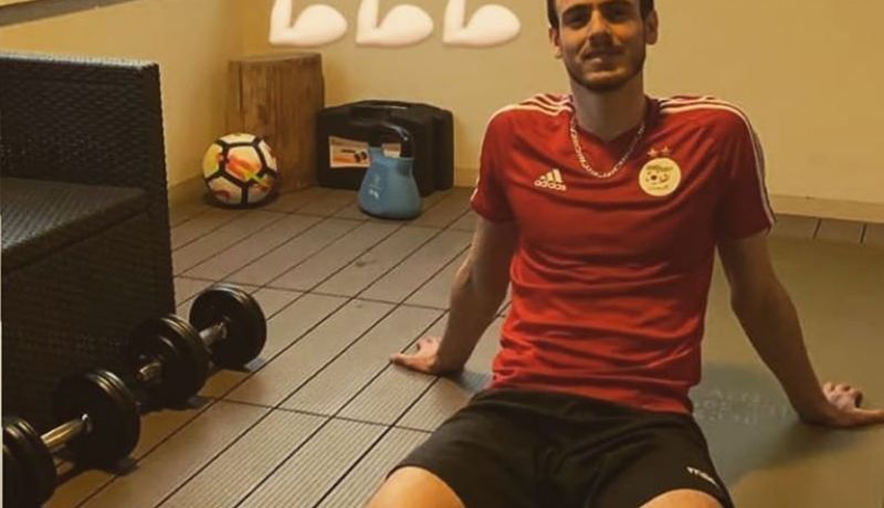 عبد اللاوي يرفع معنوياته بعلم الجزائر والشاب مامي