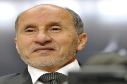 حرق صور مصطفى عبد الجليل في‮ ‬مظاهرات حاشدة في‮ ‬بنغازي