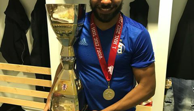 بالصور.. سوداني يضرب عصفورين بحجر واحد في ليلة الإحتفال