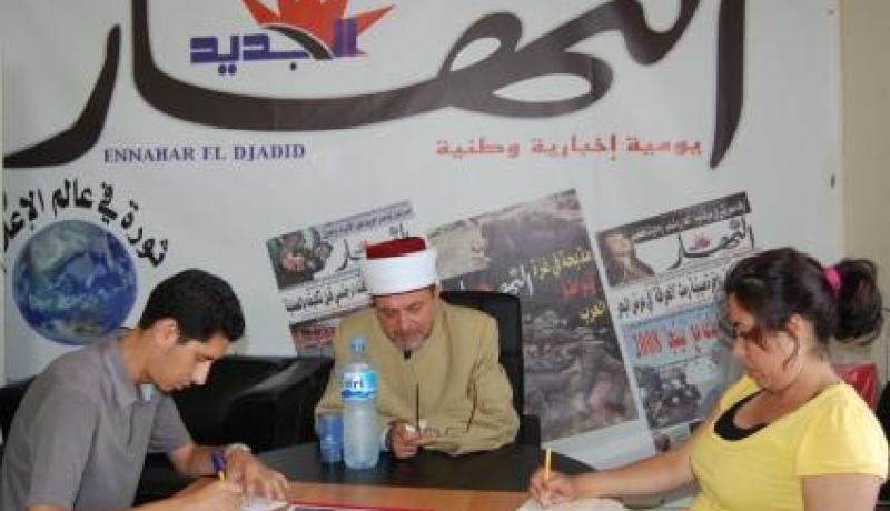 منتقدو كتاب بن تونس لم يطلعوا عليه وكفروا 8 آلاف مؤتمر