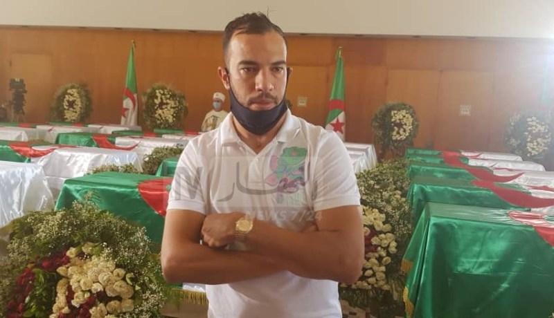 بالصور.. بن العمري يقرأ الفاتحة على شهداء المُقاومة الشعبية