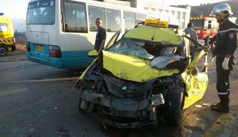 6 جرحى بعد اصطدام سيارة لنقل المسافرين بأخرى سياحية في عين بوشقيف بتيارت