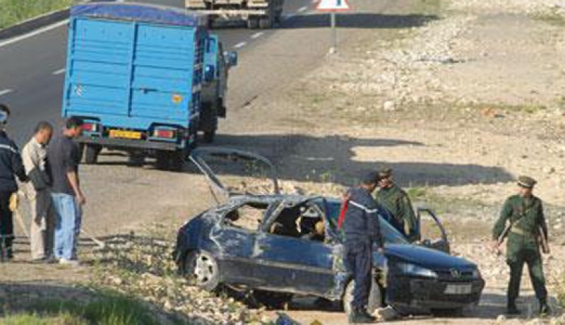 قتيلان وجريح بإصابات خطيرة في حادث مرور بالبيض