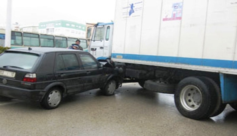 قتيلان وأربعة جرحى في حادث إصطدام شاحنة بسيارة نفعية قرب أرزيو