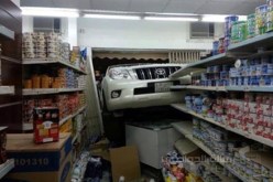 بالفيديو سيارة تقتحم محلا تجاريا وتتسبب بمقتل شخصين في السعودية