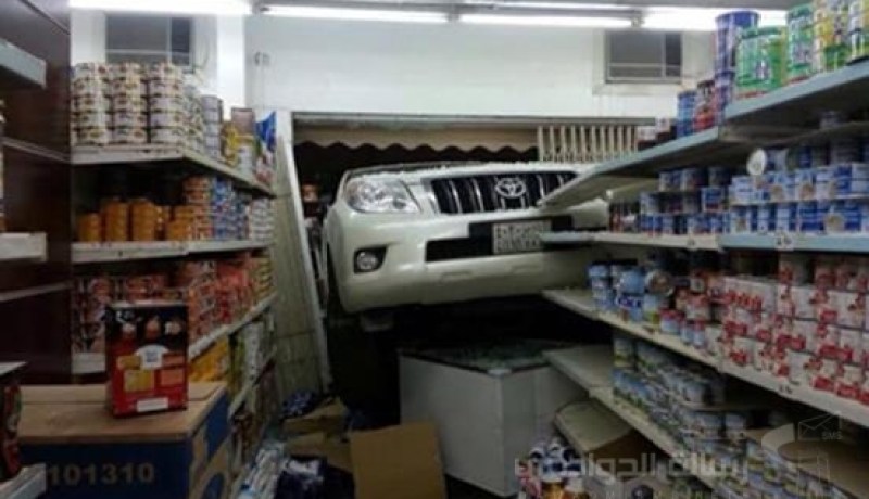 بالفيديو سيارة تقتحم محلا تجاريا وتتسبب بمقتل شخصين في السعودية