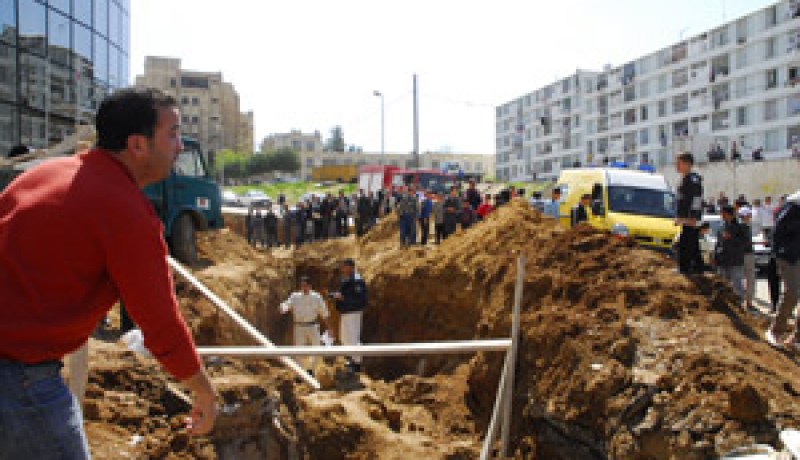 وفاة عامل وإصابة آخر بجروح بسبب انهيار ركام من الأتربة بباش جراح