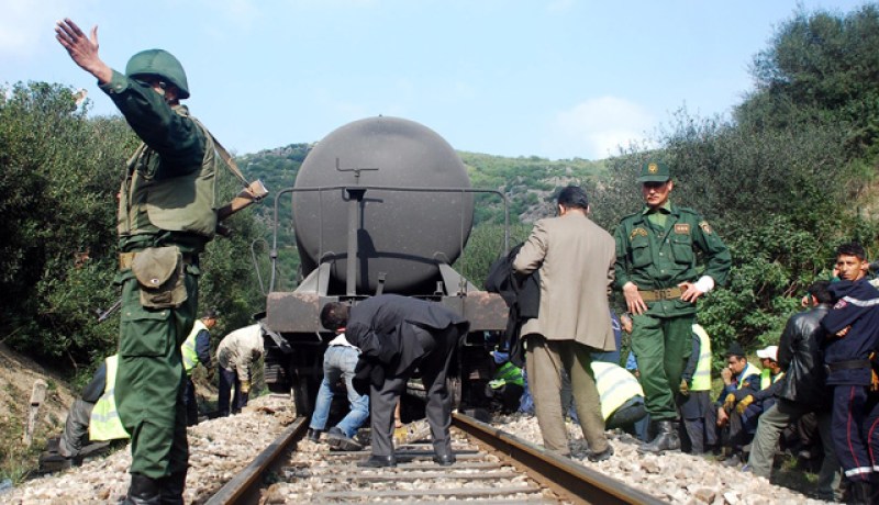 بدأ عمال الشركة الوطنية للسكك الحديدية عملية إصلاح السكك الحديدية التي تضررت كثيرا بفعل الحادث الكبير الذي عرفه نفق القطار على مستوى محطة عمال بولاية بومرداس