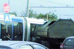 اصطدام شاحنة نقل القمامة بالترامواي‮ ‬في‮ ‬باب الزوار