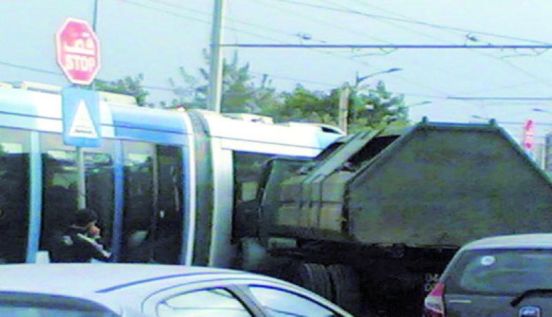 اصطدام شاحنة نقل القمامة بالترامواي‮ ‬في‮ ‬باب الزوار