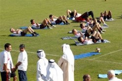 لاعبو الميلان يتعرفون على العادات العربية ويتجولون بصحراء دبي