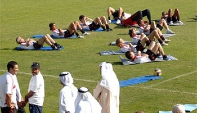 لاعبو الميلان يتعرفون على العادات العربية ويتجولون بصحراء دبي