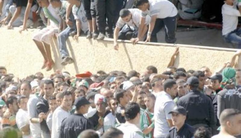 مناوشات بين المناصرين وقوات الأمن وحديث عن 15 جريحا