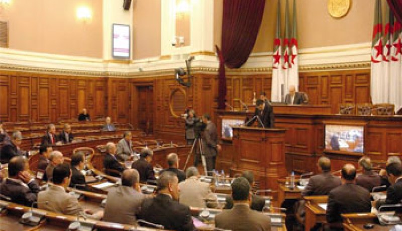 نواب يعربون عن ارتياحهم وآخرون ينتقدون بعض بنود مشروع قانون السمعي البصري خلال جلسة المناقشة الأولي