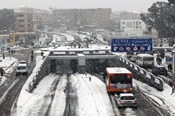 غلق طريق الرابط مابين بن عكنون و حيدرة امام السائقين مؤقتا بسبب تراكم الثلوج