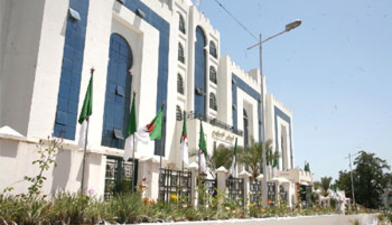 أربعة مترشحين يودعون ملفات ترشحهم للانتخابات الرئاسية 2014