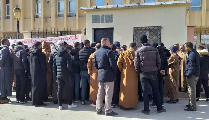 محتجون يغلقون البلدية للمطالبة بتوزيع القطع الأرضية في توسنينة بتيارت