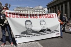 الإفراج عن الصحفيين الفرنسيين ستيفان تابونييه وأرفيه غسكيير المحتجزين في أفغانستان