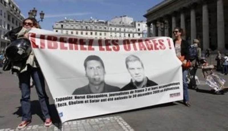 الإفراج عن الصحفيين الفرنسيين ستيفان تابونييه وأرفيه غسكيير المحتجزين في أفغانستان