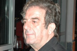 “على أڤومي أن يتذكر ما قاله لراشدي بعد حرمانه من جائزة الفنك الذهبي”:تحويل الإعلاميين وبعض الفنانين إلى مأدبة عشاء مناورة ضد مسرحية “فوضى الأبواب”