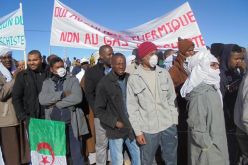 وقفة سلمية لمواطنين عين صالح أمام مقر الدائرة احتجاجاعلى استغلال الغاز الصخري