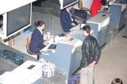 مضيفا طائرة يحاولان تهريب 600 هاتف نقال