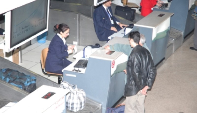 مضيفا طائرة يحاولان تهريب 600 هاتف نقال