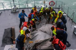 فرقة البحث ترصد قطعة أخرى لطائرة اير آسيا المتحطمة