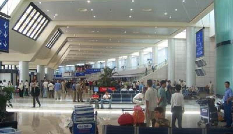 تأجيل رحلة دبي إلى اليوم لتفتيش باقي أجزاء الطائرة بعد الإشتباه في وجود مبالغ أخرى