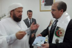 حفيد الأمير عبد القادر يقلّد محمد عيسى وسام العقلاء