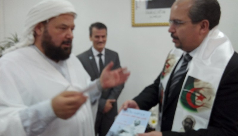 حفيد الأمير عبد القادر يقلّد محمد عيسى وسام العقلاء