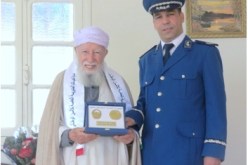 بالصور …اللواء هامل يمنح العلامة محمد الطاهر آيت علجت درع الامن الوطني