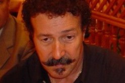 أيت منڤلات فنان بعيد عن السياسة