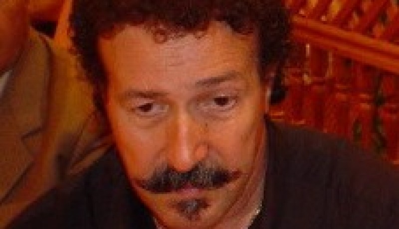 أيت منڤلات فنان بعيد عن السياسة