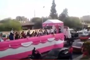لا يحدث إلا في الجزائر.. موكب زفاف على متن شاحنة مقطورة