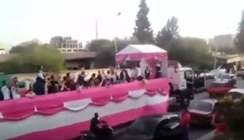 لا يحدث إلا في الجزائر.. موكب زفاف على متن شاحنة مقطورة