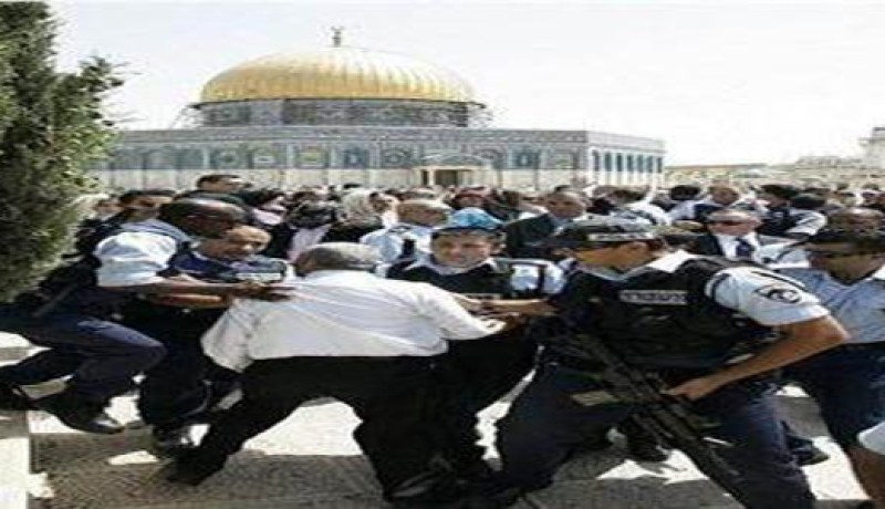 الشرطة الإسرائيلية تعتقل فلسطينيين في باحة الأقصى
