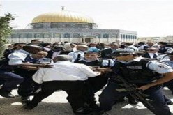 الشرطة الإسرائيلية تعتقل فلسطينيين في باحة الأقصى