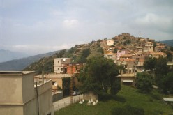 ''النهار'' تقتحم ''اعكورن'' إحدى المعاقل الرئيسية للجماعة السلفية