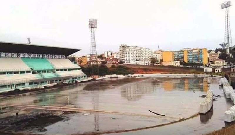 ملعب القبة يتحول إلى مسبح!