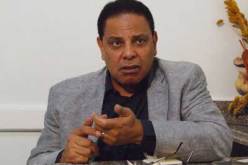 علاء الأسواني يعتبر اعتداء الشرطة العسكرية على مصابي الثورة هدية مرسي في العيد