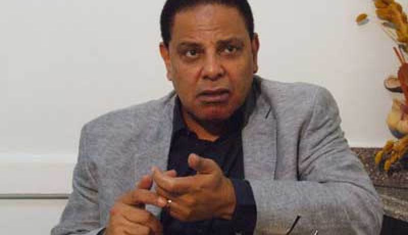 علاء الأسواني يعتبر اعتداء الشرطة العسكرية على مصابي الثورة هدية مرسي في العيد
